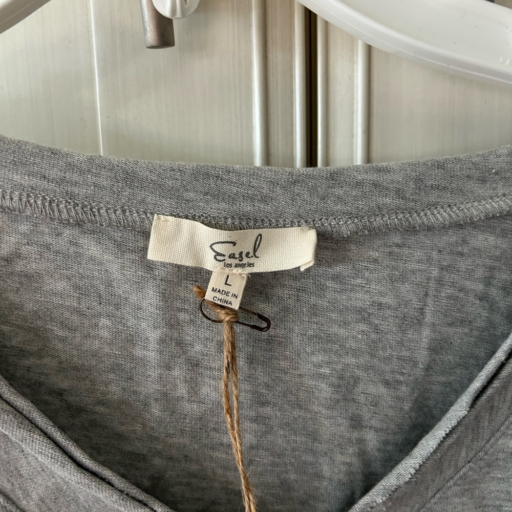Easel Gray V-Neck T-Shirt - Picture 4 of 7